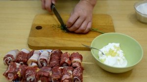 Рулетики из говядины с беконом.