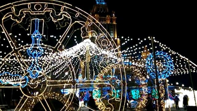 Новогодние украшения у Гостиницы Украины смотреть онлайн