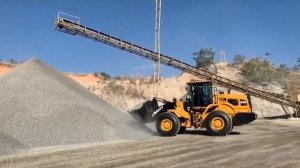 Фронтальный погрузчик SANY SY956H5 в работе