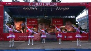 Веселые танцы в Горно-Алтайске.