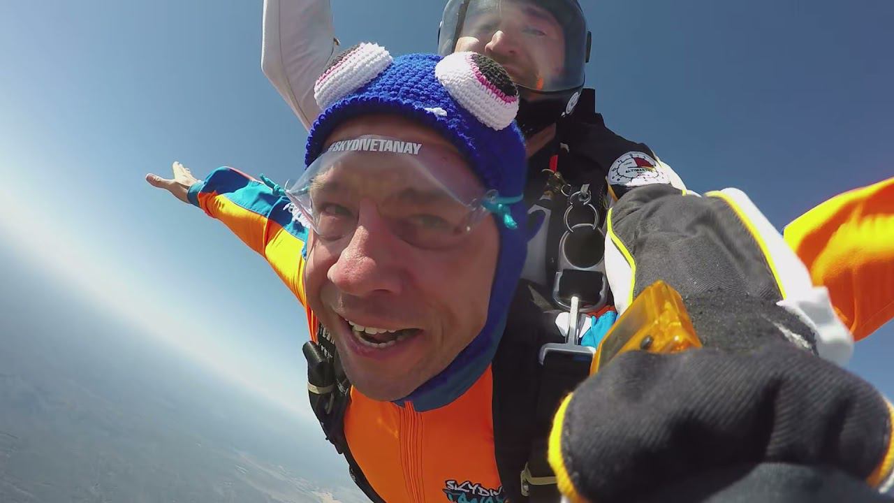 Прыжок с парашютом в тандеме. (Танай 2021) смотреть онлайн