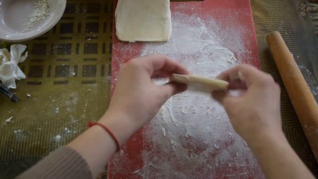 Слойки с лесной черникой и сосиски в тесте в гриле + небольшой бонус в конце видео смотреть онлайн