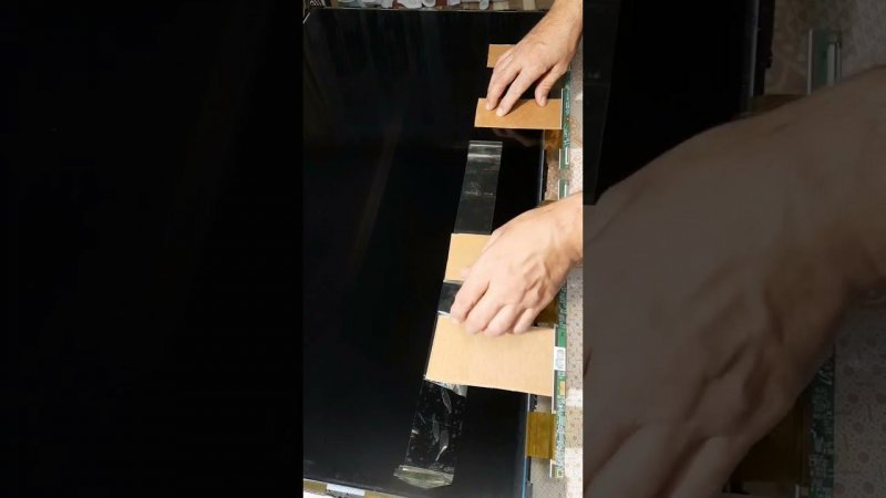 Безопасное извлечение матрицы телевизора из поддона.