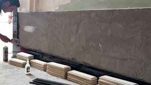 Облицовка цоколя с керамогранит и травертин