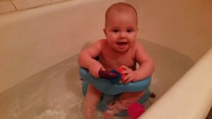 Купание в стульчике Bebe Confort  в 6 месяцев