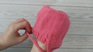 Весенняя вязаная шапочка с цветком для девочки