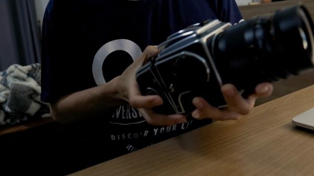 Mini รีวิว กล้องฟิล์มตัวแรกในชีวิต (Hasselblad 500cm The first and only camera on the moon) смотреть онлайн