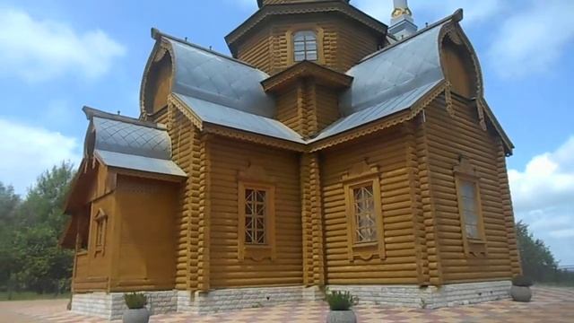 Храм Игната Богоносца на Лысой горе. Внизу меловые пещеры ,где молились монахи в кельях.