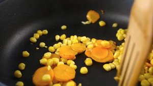 Как приготовить красный рис с креветками и овощами | Простой рецепт