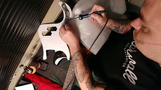 Fender Precision Bass Pick - Up Installation смотреть онлайн