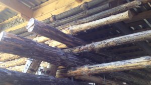 Мощный дровник из цельного бревна