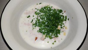 Хлеб с ветчиной сыром и зеленью