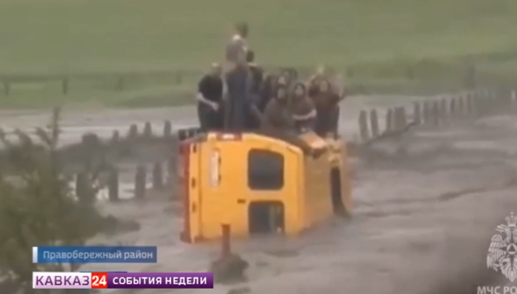 Маршрутку смыло селем с дороги в Северной Осетии Есть жертвы Микроавтобус