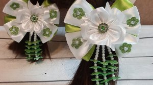 МК. Нарядные, яркие бантики с висюльками из широкой атласной ленты и глиттерным фоамираном.