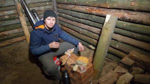 Строю ЗЕМЛЯНКУ к ЗИМЕ | Устанавливаю ДВЕРЬ | Готовлю землянку к НОЧЛЕГУ в последний день ОСЕНИ