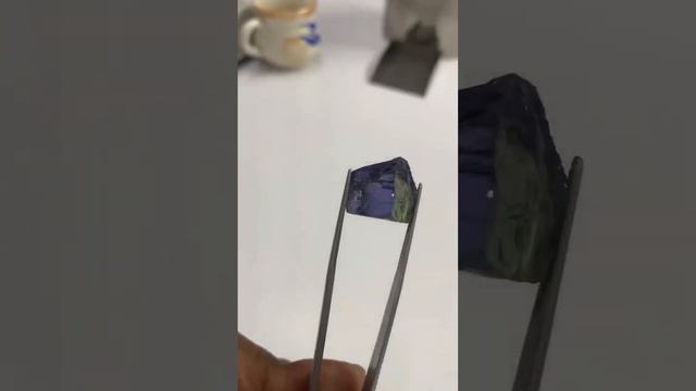 Натуральный танзанит уникального цвета без огранки