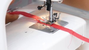 BUY или DIY? | Делаем трендовый дождевик - плащ для собаки из клеёнки | ДЕШЕВО, БЫСТРО И ЛЕГКО!