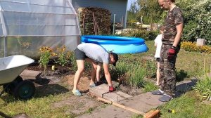 гриб поганка, самодельный инструмент для трамбовки песка, укладка брусчатки, как заслонить солнце