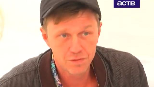 На фестивале "Остров-рыба" гостей угостили 20-килограммовым бутербродом с красной икрой смотреть онлайн