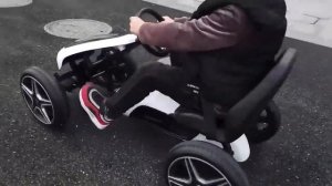 Детский педальный автомобиль.