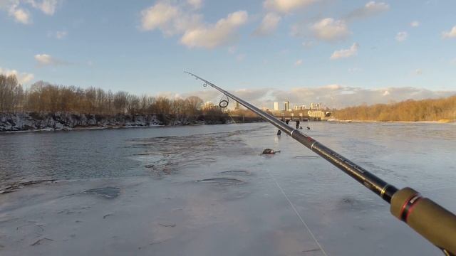 Рыбалка на МР. Зимний спиннинг или раздача весеннего окуня ! смотреть онлайн