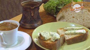 Масло с зеленью и чесноком для завтрака.