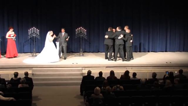 Свадьба, команда жениха совещается, да или нет. Приколы на свадьбе. Most funny wedding moments.