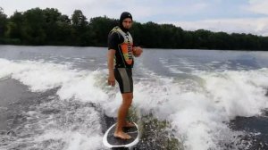 За катером на сёрфе