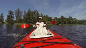 Тестирование двухместного каяка в одиночку на широкой воде.