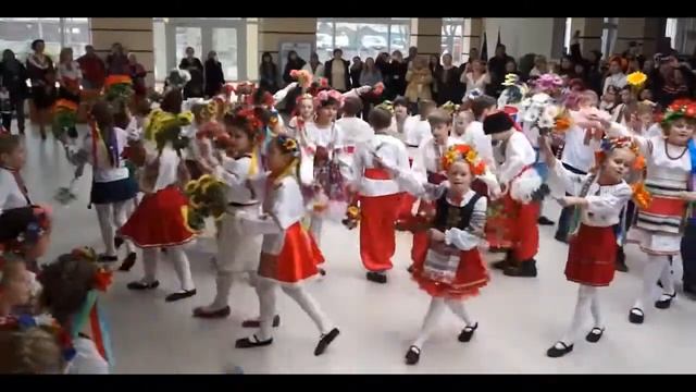 Одесская частная специализированная школа "Гармония" - Украинский флешмоб «Вінок поколінь»