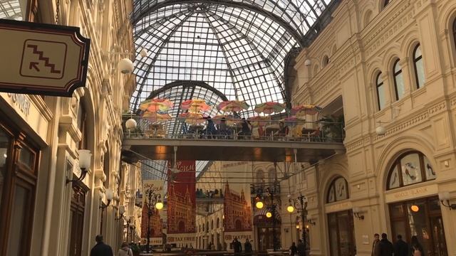 ГУМ Москва 2018 и уютное кафе с зонтиками "Фестивальное" смотреть онлайн