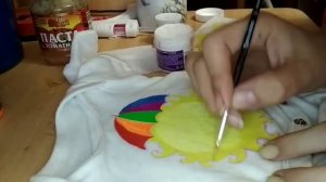 Наносим рисунок на ткань акриловыми красками.
