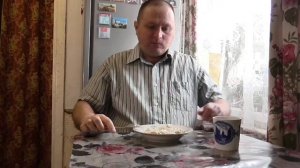 Mukbang. Жру пельмени со сметаной.