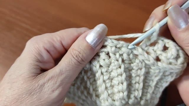 Шапочка, оригинальным узором, крючком.  Шапочка для начинающих.