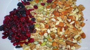 Овсяное печенье с орехами, изюмом и клюквой