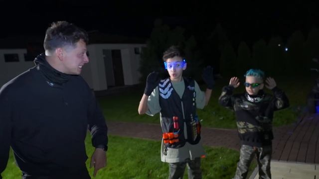 Как Достать ПАПУ! СЛЕДИМ за КЛОУНОМ 24 Часа! Nerf War vs Clown смотреть онлайн