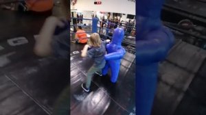 Броски самбо, отработка на манекене, дети, работает Кирилл