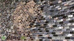 Нанесение эпоксидной затирки на стену мозаика