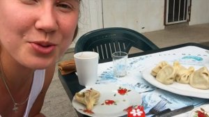 Едим Хинкали в Грузии рядом с Ананури на трассе