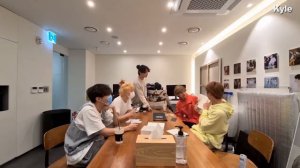 Трансляция BTS с распаковкой нового альбома BE