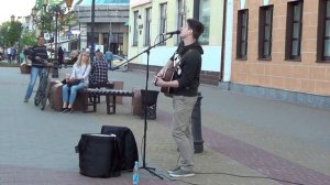 Хиты на улице поет минчанин Максим, уличный музыкант из Минска!
