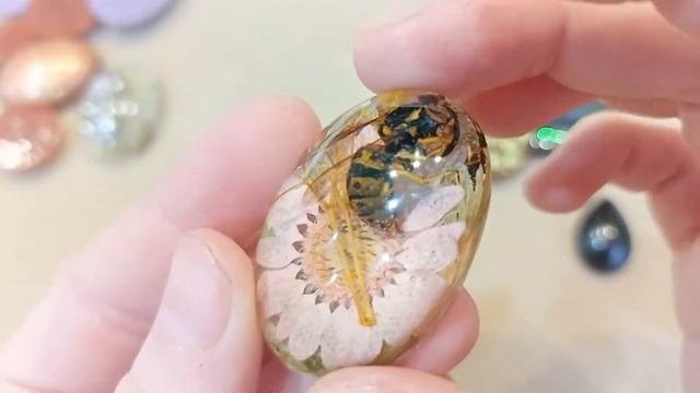 Кабошоны из эпоксидной смолы.