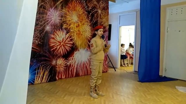 Катя читает стихи о защитниках Отечества смотреть онлайн