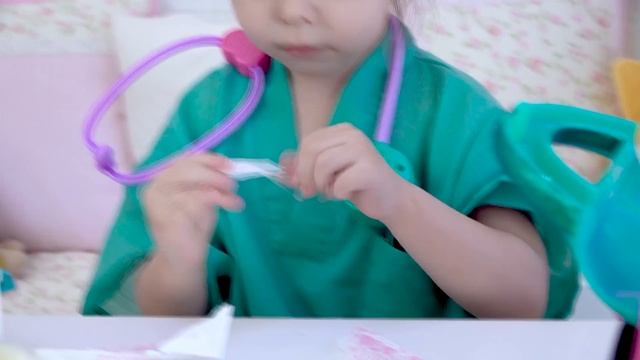 Ameliya pretend play with Doc McStuffins Set. Кто БОЛЕН? Скетч от YaAmeliya. 0+ смотреть онлайн