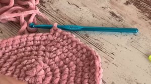 Шляпка вязаная крючком из плюшевой пряжи. Для начинающих.