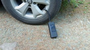 Спустило колесо. Проверяем на деле компактный беспроводной компрессор. Справится ли с задачей?