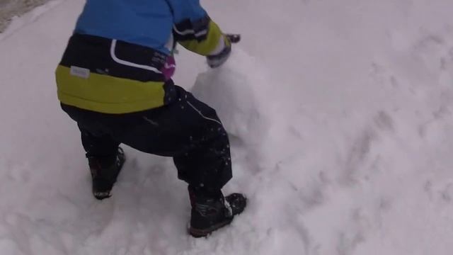 Ребенок уснул и громко храпит в санках Тима замерз Лепит снежки смотреть онлайн