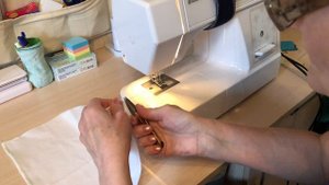 Как обработать край носового платка на швейной машинке?
