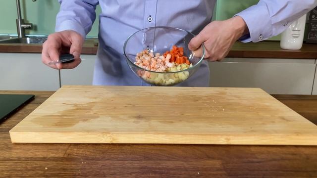 Оливье на любой вкус. Классический. Оливье с креветками  и  оливье с ....