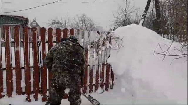 Снега, кругом опять снега. Чистим. смотреть онлайн